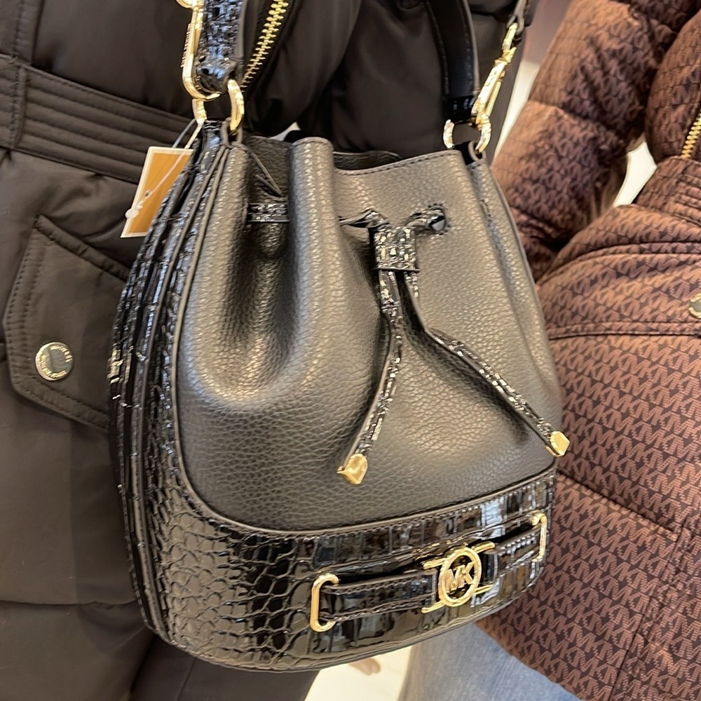 MICHAEL KORS 
Reed Medium Pebbled Leather Belted Bucket Messenger Satchel Crossb - Picture 7 of 16